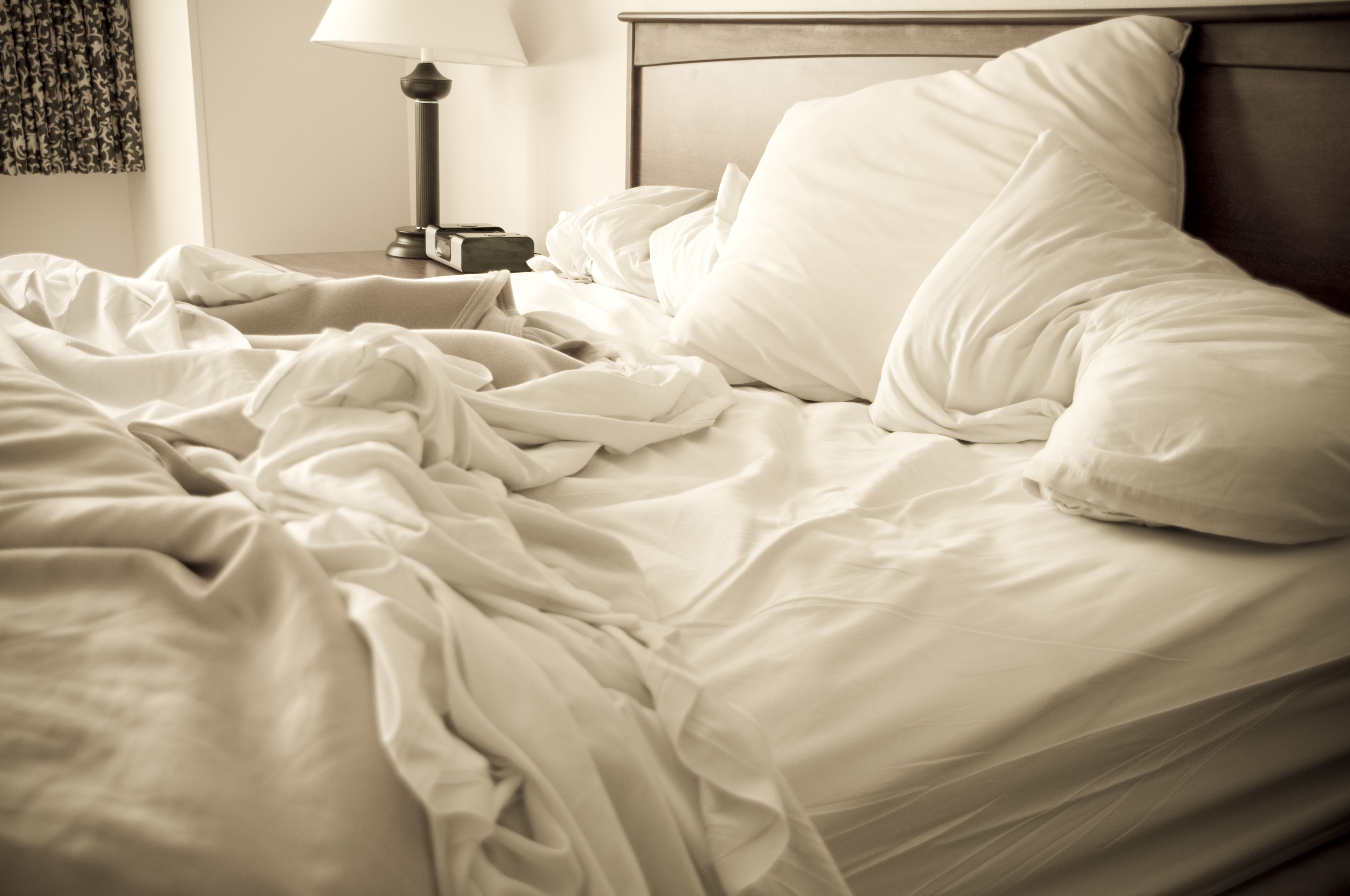Bed Sheets Keep Coming Off, How To Put Fitted Sheets On King Size Beds